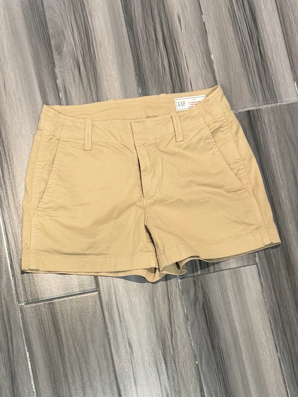 GAP Women’s Lightweight Tan 4” Downtown Khaki Shorts